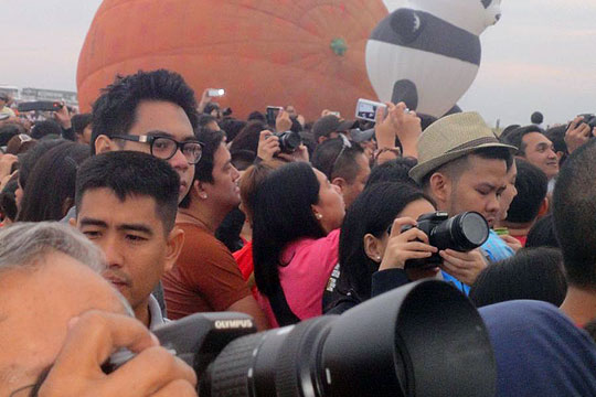 Crowd-with-Balloon-2012-Vert