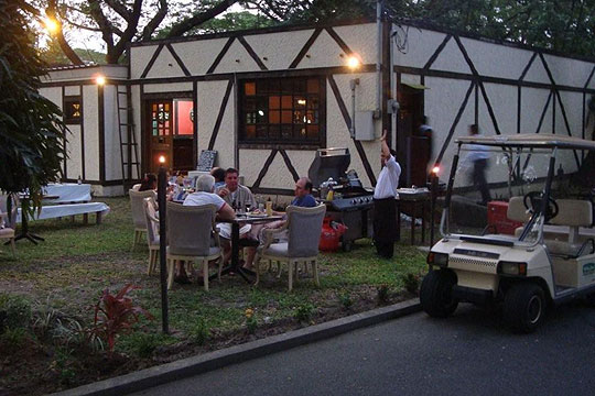 Enjoy-outdoors-at-London-Pub