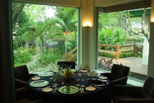 YC-Corner-Table-Garden-View