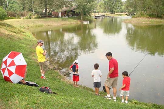 Family-fishing-at-lakeside-lodge
